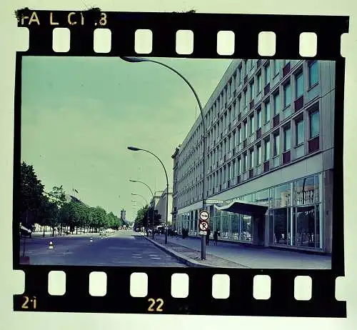 Altes Aquacolor Farb-Dia DDR Berlin, Unter den Linden, Wiratex Haus