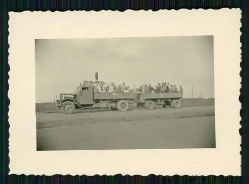 2x Foto Donezk Stalino Ukraine Soldaten Wehrmacht fahrt mit LKW Fahrzeug Bauern