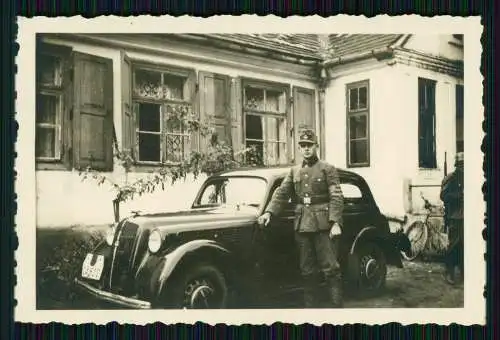 Foto Soldat Wehrmacht mit Fahrzeug PKW Opel Olympia 1940 in Polen