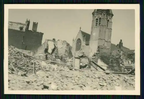 Foto Wehrmacht Kriegszerstörungen um eine Kirche in Belgien o. Frankreich 1940