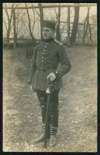 Foto AK Soldat 1. WK Stand-Portrait mit Säbel Schulterklappe 26-er Regiment 1914