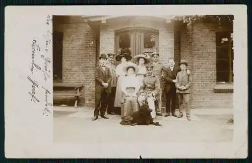 Foto AK Berlin Charlottenburg Soldaten Damen Gruppe vor Haustür 1912 gelaufen