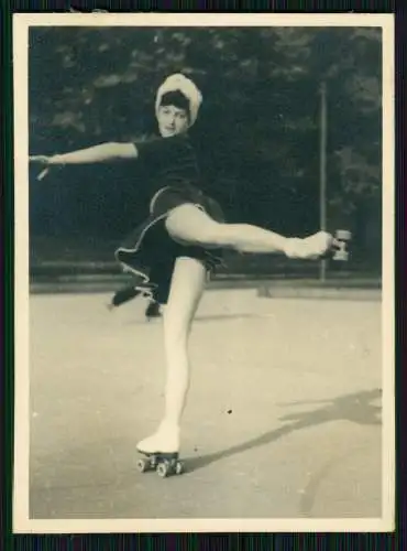 2x Foto Ursula Ante Rollschuh-Club Dortmund Training auf Vereinsgelände 1936-45