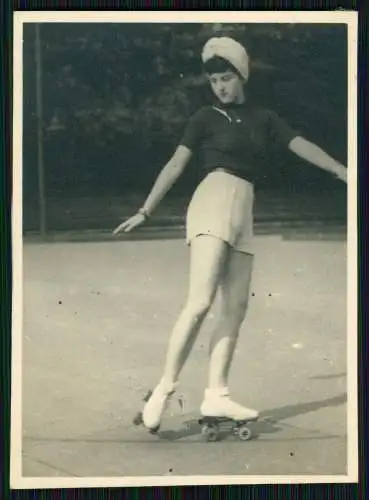 2x Foto Ursula Ante Rollschuh-Club Dortmund Training auf Vereinsgelände 1936-45