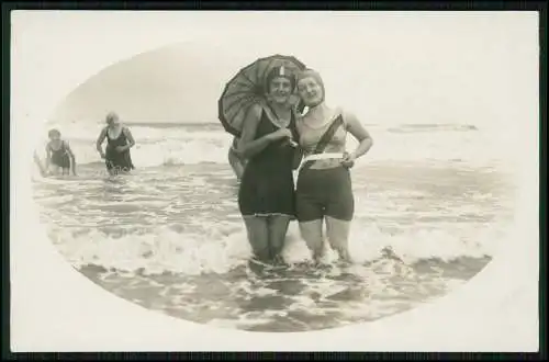 Foto AK junge Damen Strand im Wasser Badeanzug leicht bekleidet Norderney 1931