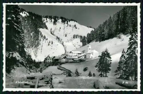AK Kleinstockach Berwang in Tirol, Blick auf das Dorf, Kirche Winterlandschaft