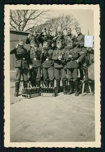 Foto Biertrinkende Soldaten Bügelflaschen in Holz-Kisten lustige Truppe 1939