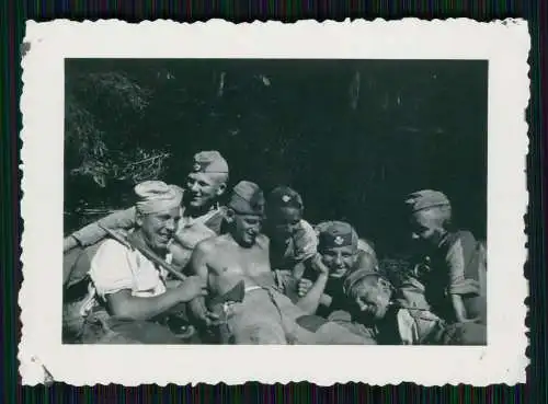 3x Foto lustige Soldaten viel Spaß auf der Stube und draußen 1939