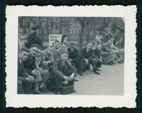 Foto Wehrpflichtige in Zivil 1940 gemustert zum Wehrdienst einberufen