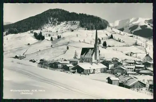 Foto AK Alm bei Saalfelden am Stein Salzburg, Meer, Kirche und Dorf im Winter