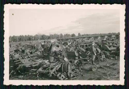 6x Foto zerstörter Bahnhof Luftangriff Pak Geschütz auf Güterwaggons