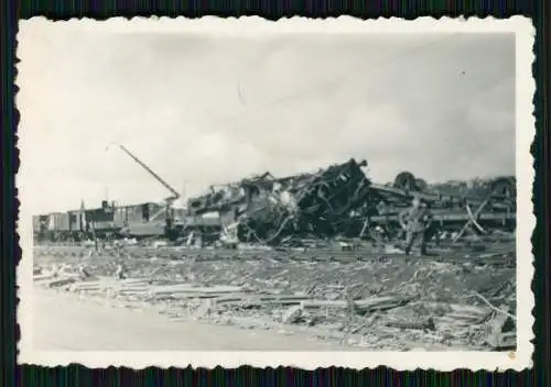 6x Foto zerstörter Bahnhof Luftangriff Pak Geschütz auf Güterwaggons