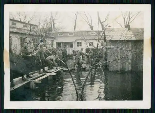 7x Foto Soldaten der Wehrmacht Hochwasser 1941 weitere Beschreibung Rückseite