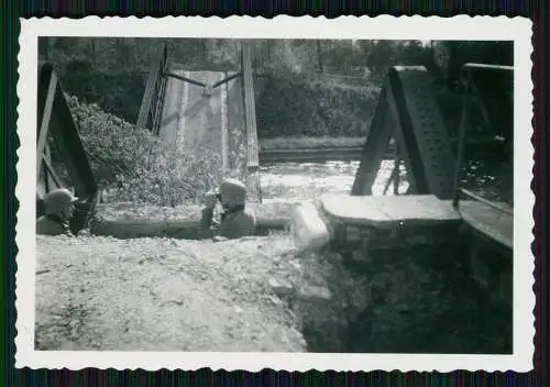 4x Foto Westfront zerstörte Brücke Soldat Wehrmacht beobachtet mit Fernglas