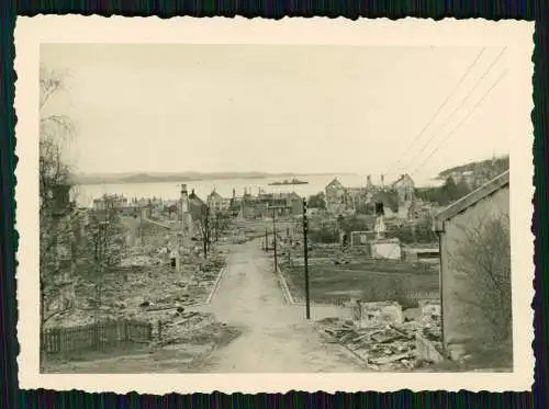 Foto Wehrmacht Kriegszerstörung zerstörtes Dorf Stadt am Hafen in Norwegen Norge