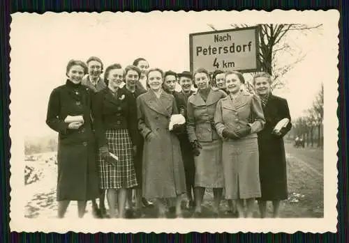 Foto Petersdorf Nordhausen Thüringen lustige Damen 1936 Schild Petersdorf 4 km