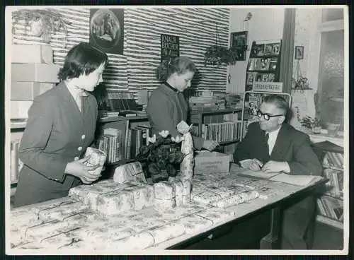 Foto 18x13cm Vorbereitung Bücher versenden Barsortiment aus Herder Verlag 1950