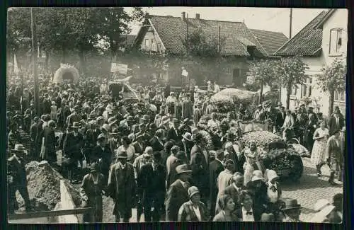 Foto Dorf Shell Tankstelle Autowerkstatt Blumenkorso Umzug viele Menschen 1938