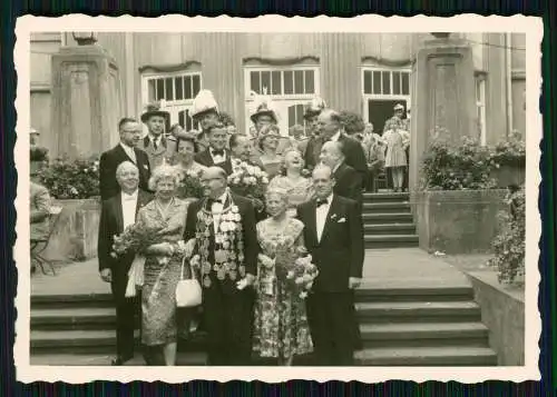 2x Foto Schützenverein Gruppenfoto festliche Kleidung Schützenkönig viele Orden