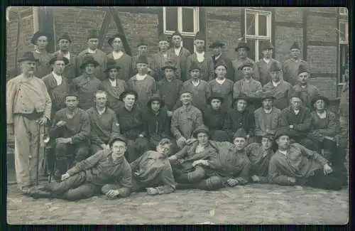 Foto AK Edewecht bei Oldenburg im Ammerland Gruppe in Tracht mit Hut um 1920