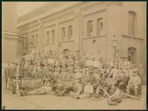 Foto 27x20cm auf Fabrikgelände große Gruppe Arbeiter Schornstein Gebäude 1895-05