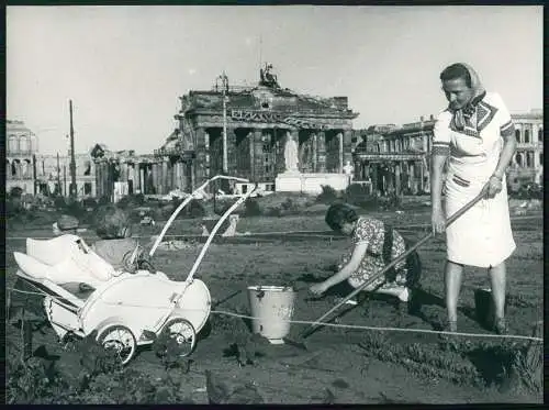 Foto 24x17cm das zerstörte Berlin am Brandenburger Tor Sommer 1945 kein Original