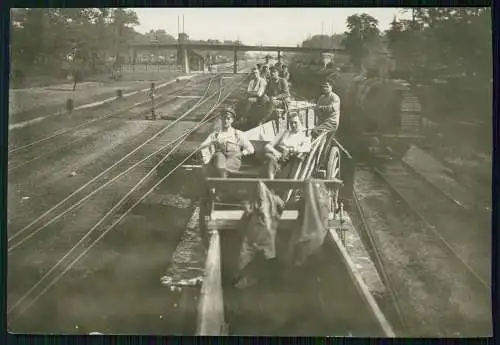 Foto 17x11cm 1. WK Soldaten auf Güterwagen fahrender Zug Lokomotive Bahnhof 1918