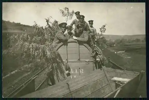 Foto 17x11cm 1. WK Soldaten auf Güterwagen fahrender Zug Lokomotive 1918