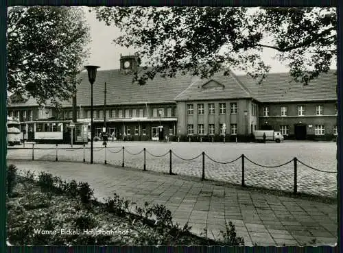 Foto AK Wanne Eickel Herne, Hauptbahnhof, Straßenseite mit Straßenbahn