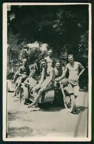 2x Foto Soldaten Wehrmacht in Badehose mit Motorrad Krad 1943 Frankreich Italien