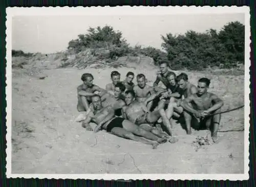 2x Foto Soldaten Wehrmacht in Badehose mit Motorrad Krad 1943 Frankreich Italien