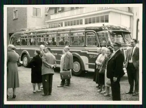 Foto Bus Omnibus Betrieb aus Dortmund im Ruhrgebiet mit Gäste vor Abreise 1950er