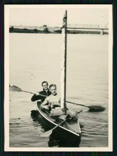 8x Foto Bootsfahrt mit großem Paddelboot 1937 Schlesien ? Beschreibung Rückseite