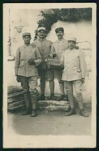 Foto AK 1. WK französische Soldaten mit Hinweis Schild um 1918