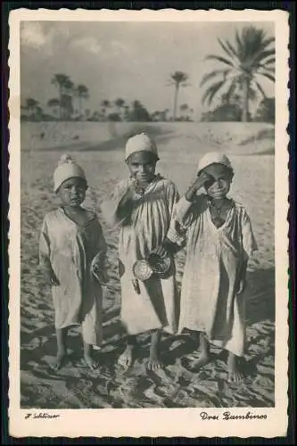 Foto AK Wehrmacht Deutsches Afrikakorps - Drei Bambinos Knabe Jungs H. Schlösser