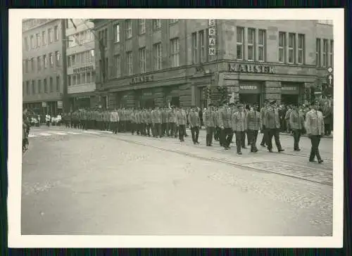 5x Foto Bundeswehr Soldaten ua. marschieren durch die Stadt Mauser Gebäude 1960