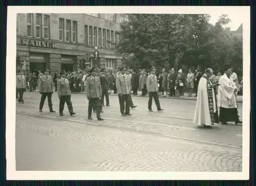 5x Foto Bundeswehr Soldaten ua. marschieren durch die Stadt Mauser Gebäude 1960