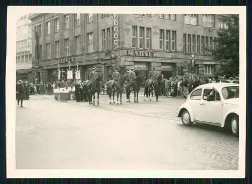 5x Foto Bundeswehr Soldaten ua. marschieren durch die Stadt Mauser Gebäude 1960