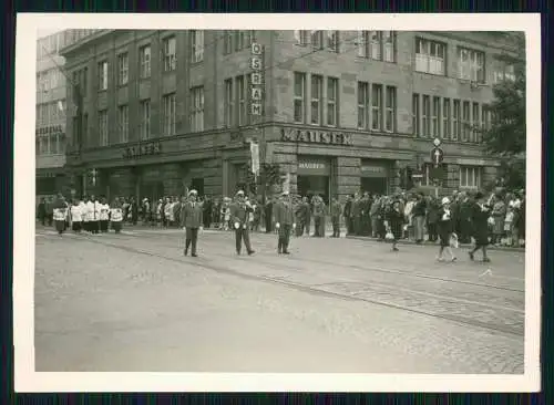 5x Foto Bundeswehr Soldaten ua. marschieren durch die Stadt Mauser Gebäude 1960