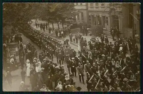 Foto AK Deutsche Soldaten und andere im Kaiserreich am Marschieren 1905-10