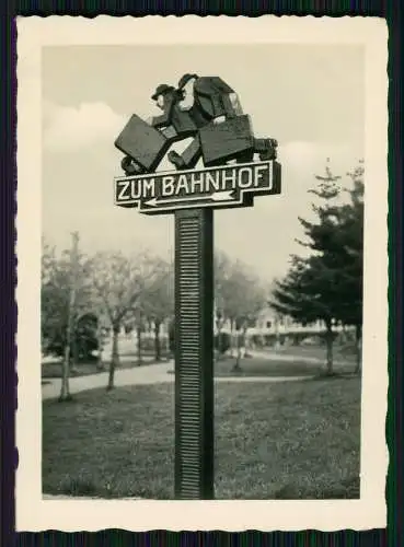 Foto Typisch Schwarzwald Wegweiser zum Bahnhof 2 Männer mit Koffer 1940