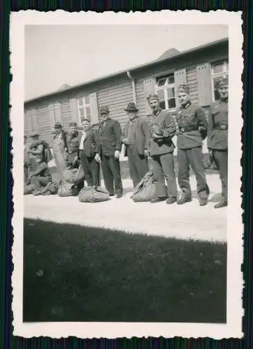 12x Foto Soldaten Wehrmacht Baracken Lager und vieles mehr 1939-41