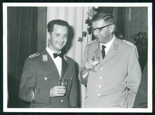 2x Foto Bundeswehr Offiziere in Uniform Feierlichkeit mit Damen um 1960