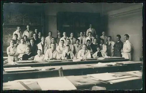 Foto AK Leipzig in Sachsen, Universität, Saal, Studenten im Kittel 1936