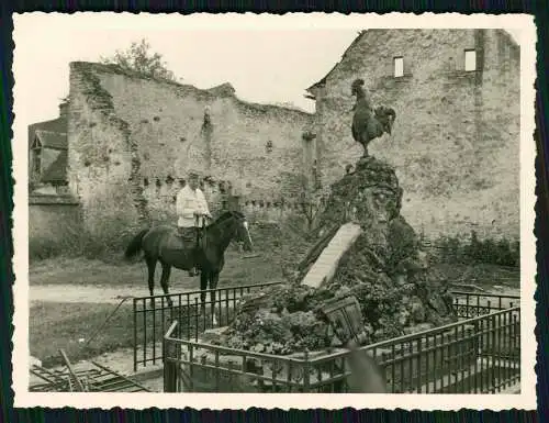 Foto Soldat Wehrmacht Denkmal mit Hahn Belgien Frankreich 1941 Kriegszerstörung