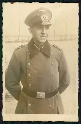 Foto AK Stand-Portrait Soldat Wehrmacht im Wintermantel mit Koppel 1939-41