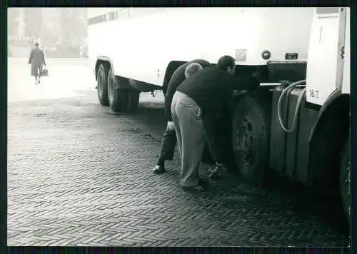 9x Foto Holland Niederlande lustige Tankstelle Raststätte Fahrer Tankt 40t LKW