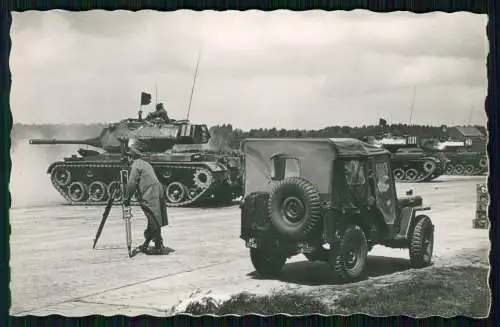 Foto AK Deutsche Bundeswehr Jeep und Tank Panzer M 47 beim Übungsschießen