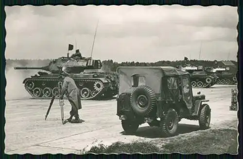 Foto AK Deutsche Bundeswehr Jeep und Tank Panzer M 47 beim Übungsschießen .