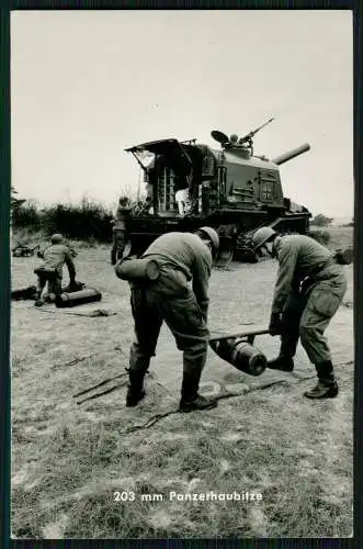 Foto AK Bundeswehr 203 mm Panzerhaubitze Tank Feuerstellung Soldaten Geschoss